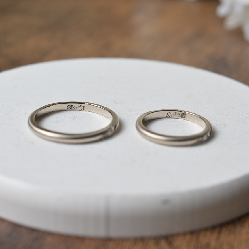 手作り結婚指輪 シャンパンゴールド（K18CG） 甲丸 つや消し ２mm 4月 ダイヤモンド 手書きレーザー刻印