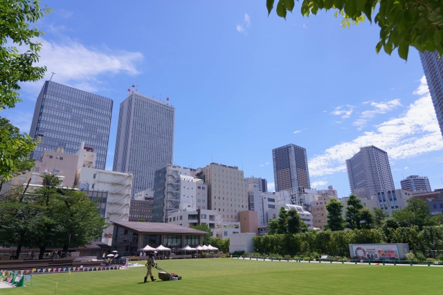 南池袋公園：緑豊かな都会のオアシスで、ピクニックデート / 池袋